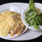 Gebackene Schinkenfleckerl mit grünem Salat