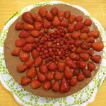 Mousse-au-Chocolat-Torte mit Erdbeeren