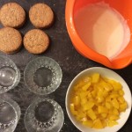 Joghurt-Topfen-Creme mit Pfirsich und Keksen