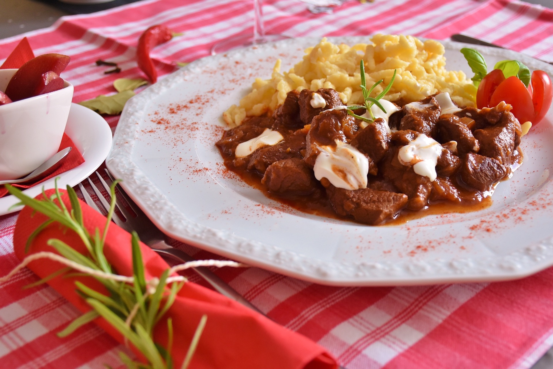 Wildgulasch mit Spätzle | koche.at