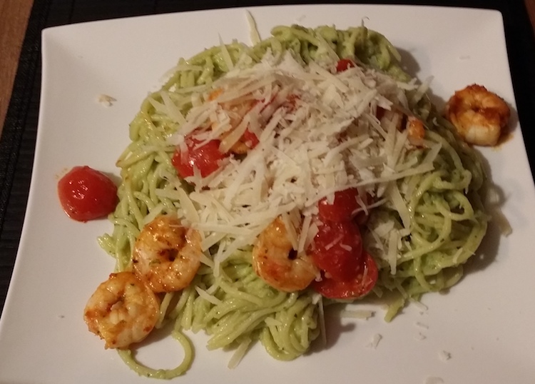 Spaghetti mit Avocado-Pesto und Garnelen