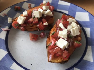 Süßkartoffel mit Salsadip und Feta