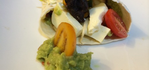 Tortilla mit Guacamole, Tofu und Schafskäse