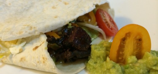 Tortilla mit Guacamole und Tofuwürfel