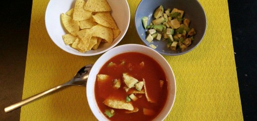 Tomatensupper mit Nachos und Avocado