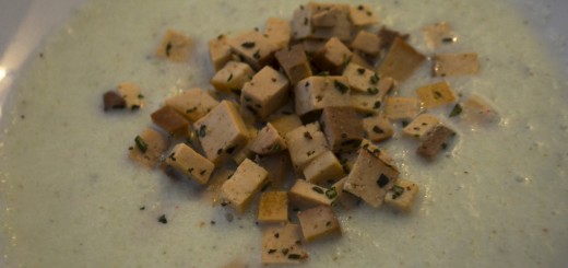 kalte Gurkensuppe mit gebratenen Tofu