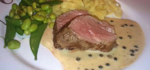 Schweinsfilet mit Pfefferrahmsoße, Bandnudeln und grünem Gemüse