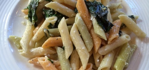 Penne Trikolore mit Mangold, Knoblauch und Schafskäse