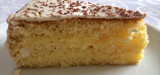 Biskuitkuchen mit Vanillecremefüllung