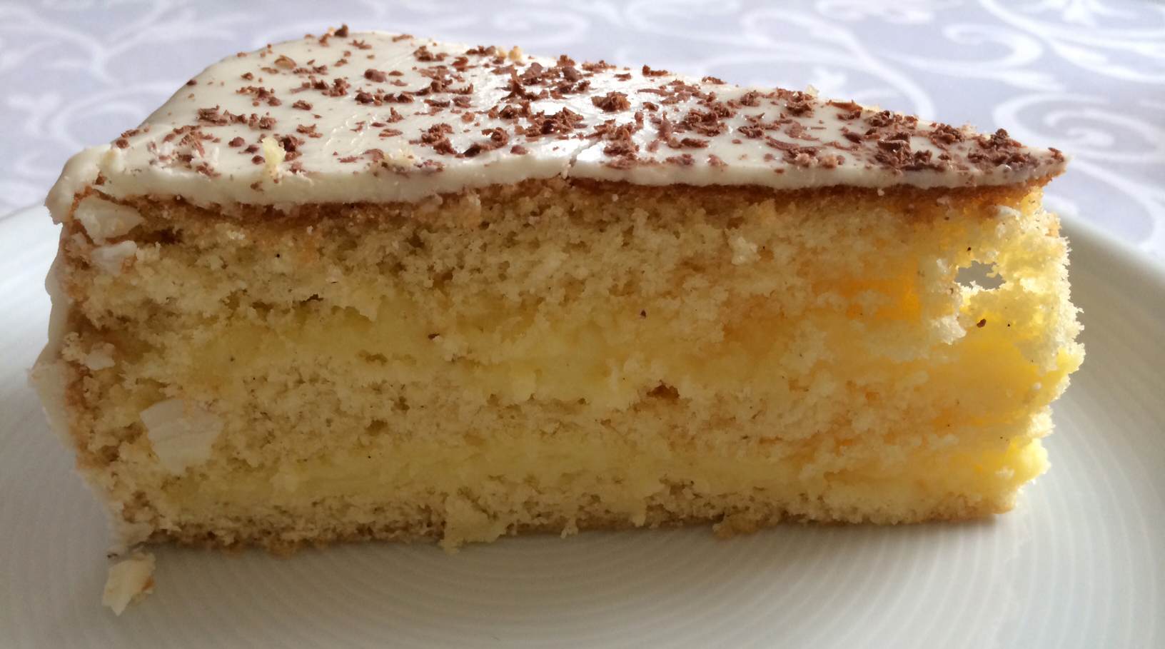 Biskuitkuchen mit Vanillecremefüllung