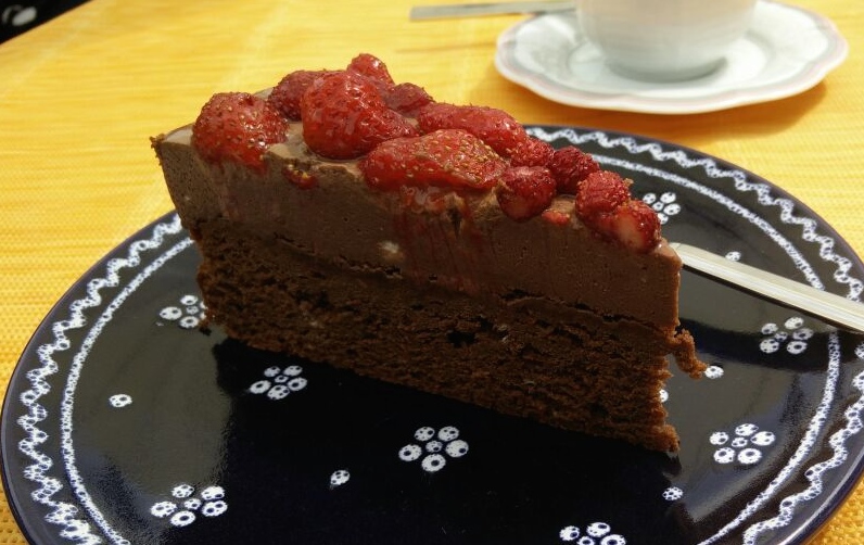 Mousse-au-Chocolat-Torte mit Erdbeeren