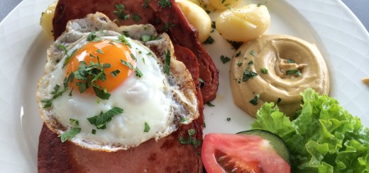 Leberkäse mit Kartoffeln und Spiegelei