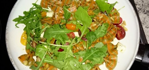 Nudeln mit Pinienkerne, Feta, Tomaten, Rucola