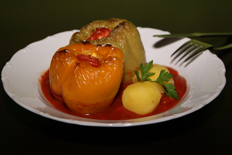 Gefüllte Paprika mit Tomatensauce | koche.at