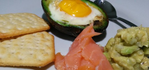 Gebackene Avocado mit Ei und Räucherlachs