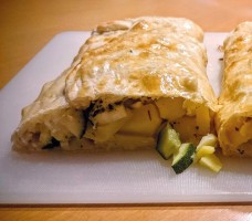 Kartoffelstrudel mit Gemüse und Feta