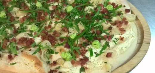 Flammkuchen mit Speck und Charlotten