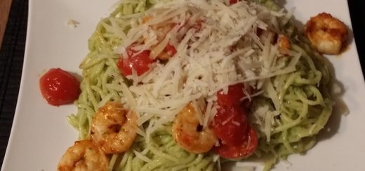 Spaghetti mit Avocado-Pesto und Garnelen