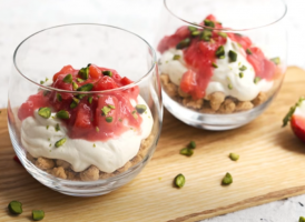 Erdbeer Rhabarber Streuselcheesecake