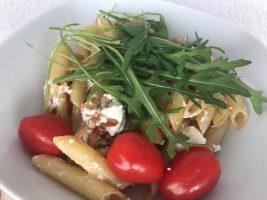 Penne mit Schafkäse, Tomaten und Rucola