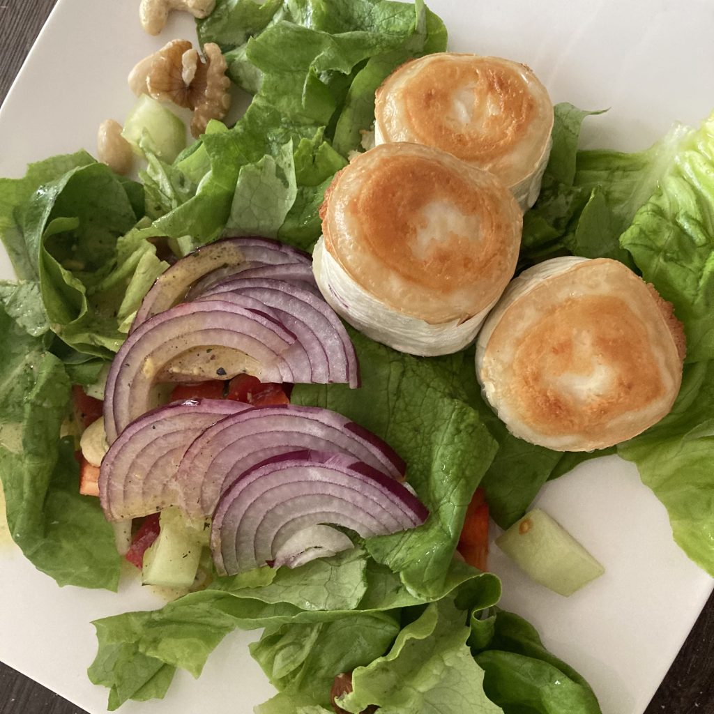 Gebackener Ziegenkäse auf Salat