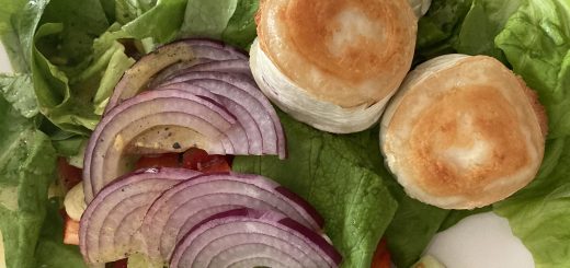 Gebackener Ziegenkäse auf Salat